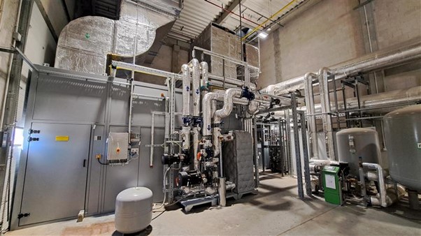 Kontener w budynku wymiennikowni w kt&oacute;rym znajduje się kogenerator i instalacje do niego podłączone